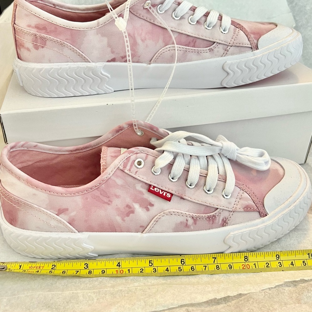 Levi's Women's Pink Patterned Sneakers Brand New - Picture 9 of 16